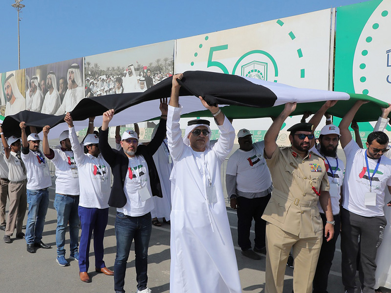 علم الإمارات يحطم رقمين قياسيين في موسوعة "جينيس"